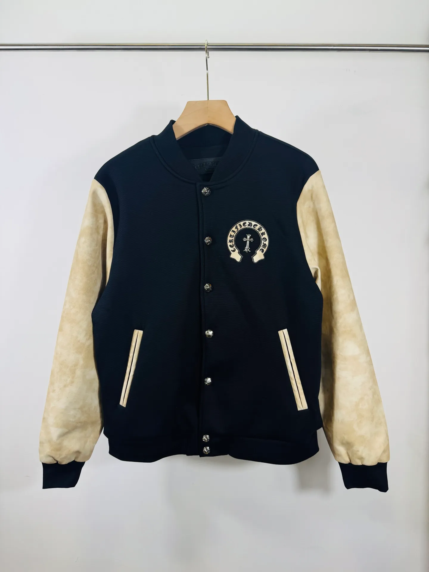 P520 top version 🐮 Real shot without P, ​​different from market products] Chrome Hearts 🍁Winter clothing is coming🍁 Sanskrit cross woolen leather sleeves spliced ​​baseball embroidered cotton jacket, heavy embroidery ➕ special craftsmanship of double sleeve splicing, counter synchronization, heavy industry! ! Customized version of thickened woolen fabric, silk lining, customized version of hardware, not the ordinary version on the market! ! Color: black coffee stitching Code number: S, M, L, XL